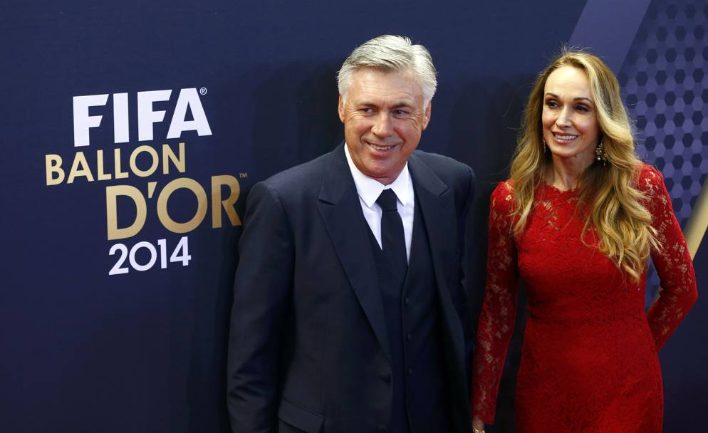 Il tedesco ha soffiato il trofeo al collega del Barca, Carlo Ancelotti, al fianco della moglie Mariann Barrena McClay. (Action Images)